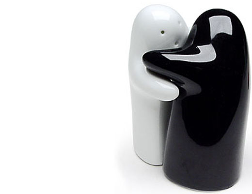 hug-salt-pepper-shakers-alberto-mantilla1